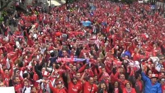 La Fan Zone sevillista, hasta la bandera: suenan «Qué dolor» y «Mi gran noche»