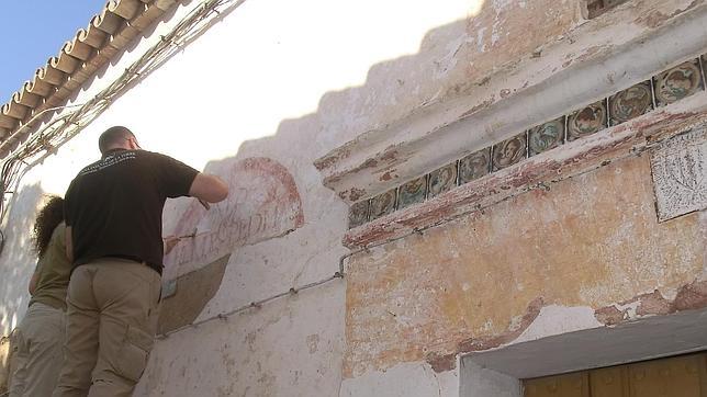 Comienzan los trabajos para conservar las pinturas afloradas en la antigua posada