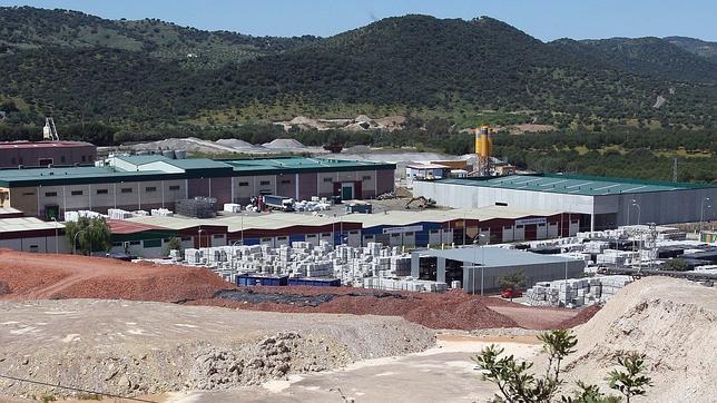 Tres heridos de diversa consideración al estallar una máquina de presión