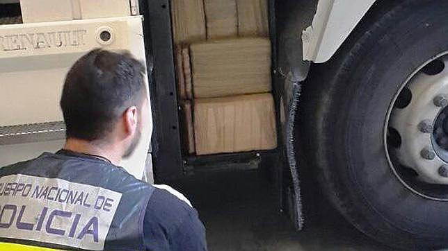 Ocultan 210 kilos de hachís en un camión para el transporte de hortalizas desde Almería