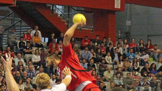 Potic refuerza el lateral derecho del Ángel Ximénez