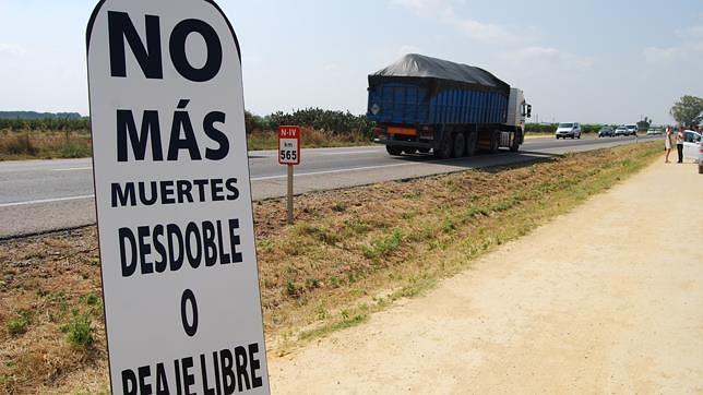 Los camiones podrán circular desde julio por la AP-4 a la mitad de precio