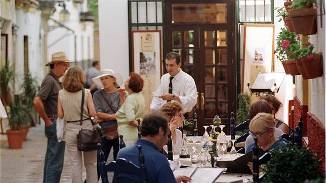 Unos 12 euros es el aumento del sueldo de los camareros