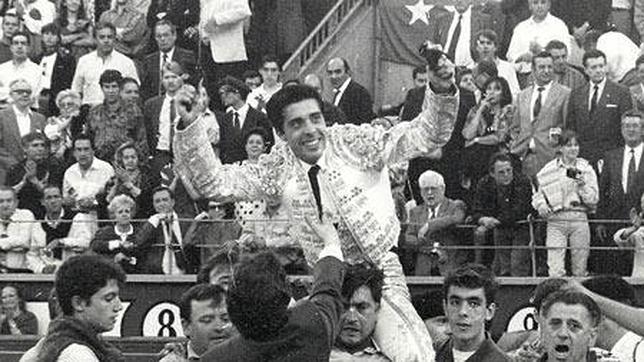 Javier Vázquez saliendo a hombros en Las Ventas