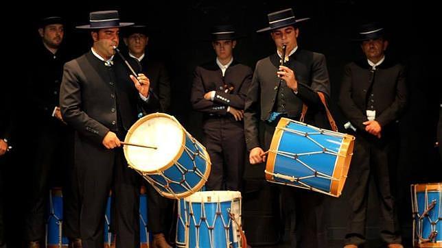 El taller de tamborileros de Montequinto muestra sus dotes con la flauta y el tamboril