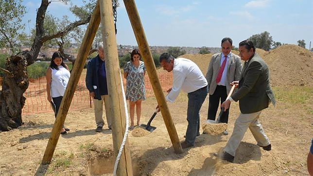 Tomares pone la primera piedra del Parque Olivar del Zaudín
