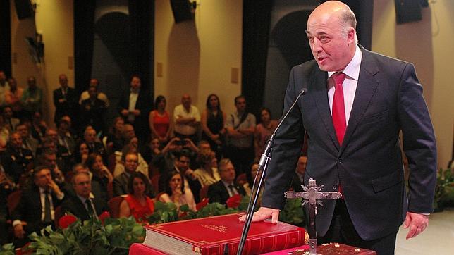 Antonio Ruiz, presidente de la Diputación con 15 votos a favor y 10 en contra