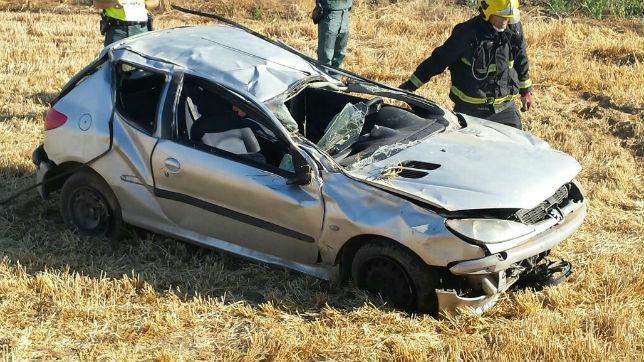 Rescatan a una persona atrapada tras un accidente