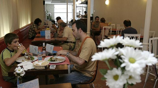 Varios clientes almorzando en El Atronauta