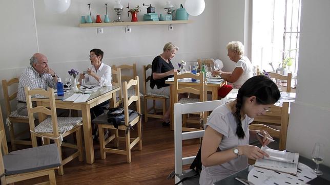 Varios comensales en el salón de La Regadera