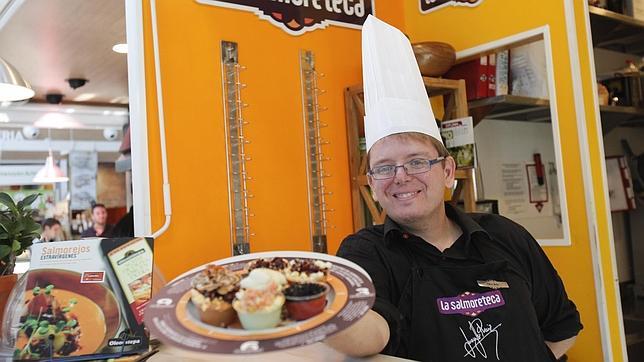 Uno de los cocineros de La Salmoreteca del Mercado Victoria