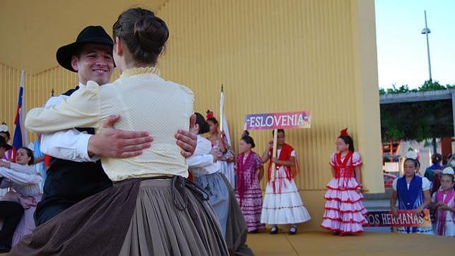 Las danzas del mundo que se bailan en Dos Hermanas