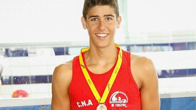 Un nadador de 16 años con 140 medallas en su cuello
