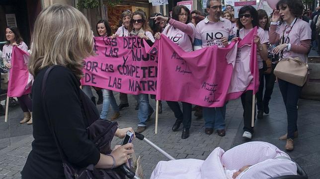 Los hospitales de Sevilla, a punto de quedarse sin matronas