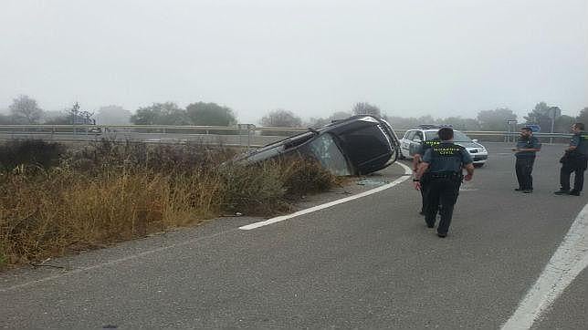 Un narco vuelca el coche en el que huía de la Guardia Civil en Cádiz