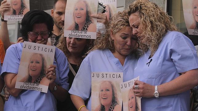 Compañeros de la limpiadora asesinada en Nervión Plaza claman justicia en su homenaje