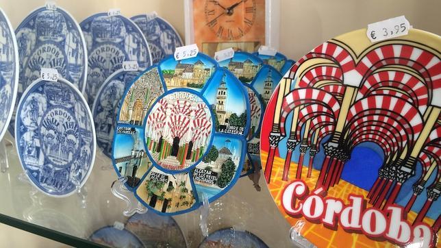 Platos decorativos expuestos en una de las tiendas de regalos de la Judería