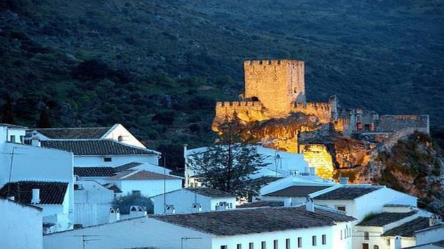 Estampa nocturna del castillo de Zuheros