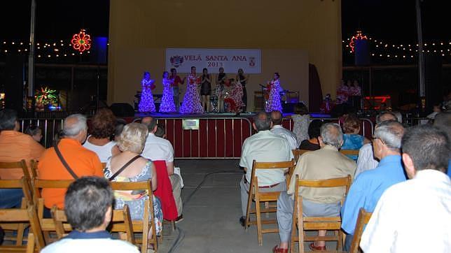 La plaza del Arenal de Dos Hermanas se viste de fiesta por Santa Ana