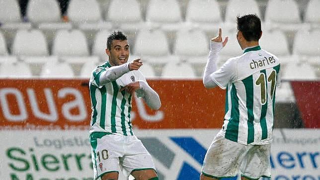 Borja García celebra un gol junto al ahora malaguista Charles