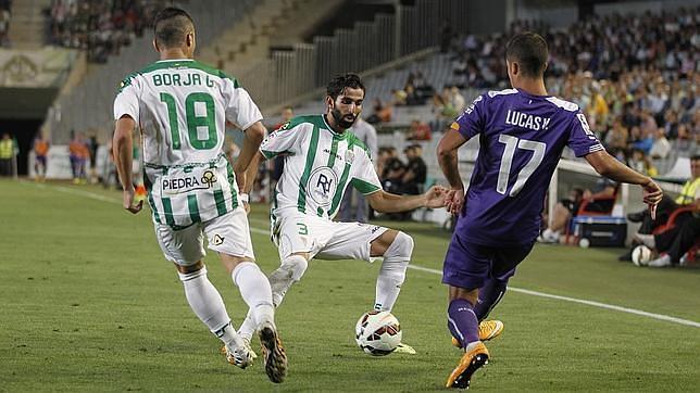Crespo intercepta un pase de un jugador del Espanyol