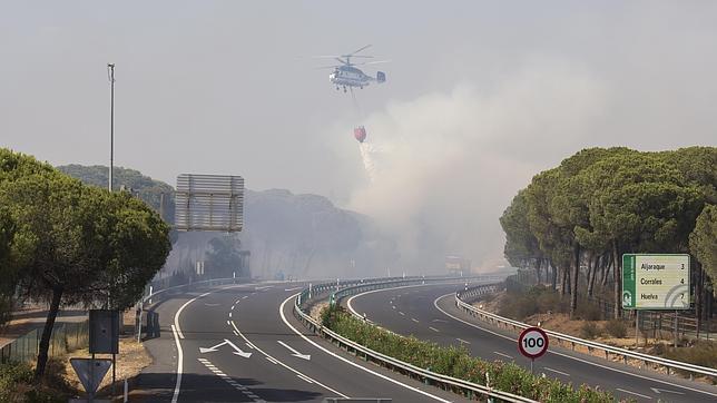 Estabilizado el incendio de Gibraleón y reabierta al tráfico la autovía a Punta Umbría