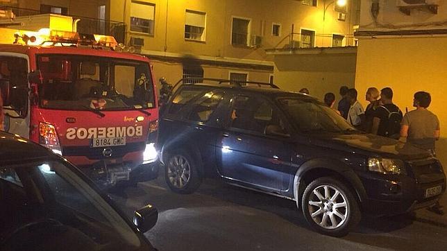 Provocan un incendio mientras reparaban una moto en un bajo de Triana que usaban de almacén