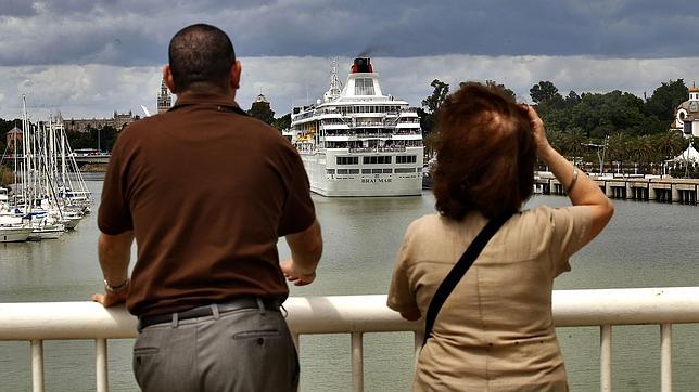 El Puerto de Sevilla busca periodista en pleno mes de agosto