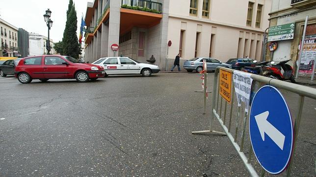 Continúa cortada al tráfico la calle Alfaros por obras