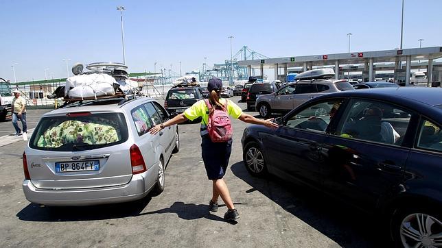 Dos horas de espera para embarcar con destino Tánger
