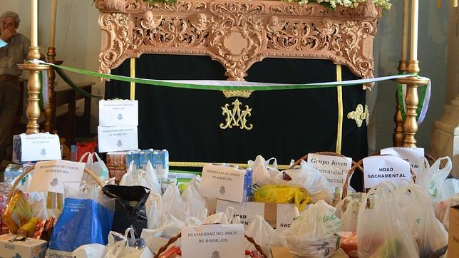 Cientos de kilos de alimentos a los pies de la Virgen de las Nieves de Bormujos