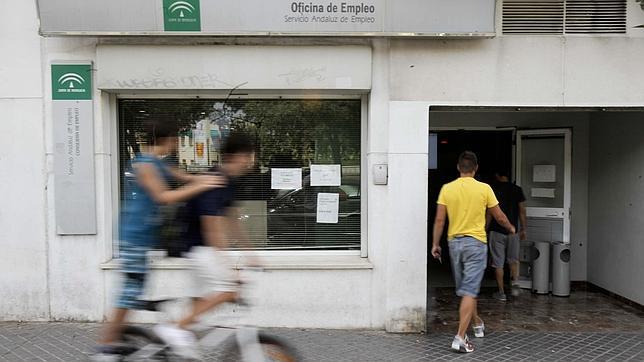 La cifra de parados en Andalucía, por debajo del millón tras bajar en 19.319 personas en julio