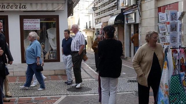 Turistas en una de las calle del centro histórico de Marbella