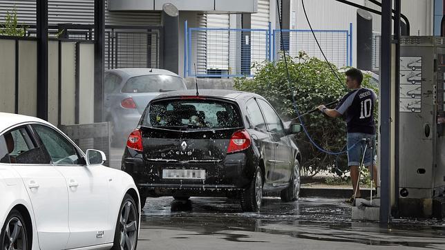 Los lavaderos de Sevilla hacen su agosto: «¡Llevo dos días teniendo que lavar el coche!»