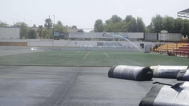 Comienza a instalarse el césped artificial en el estadio municipal San Juan Bosco