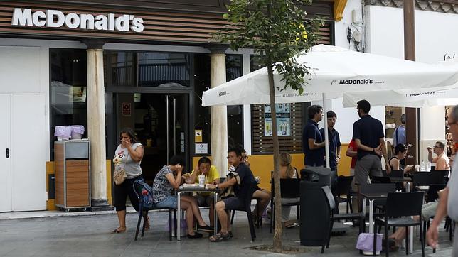 Expedientan a McDonald’s de La Campana por poner mesas y sillas de más