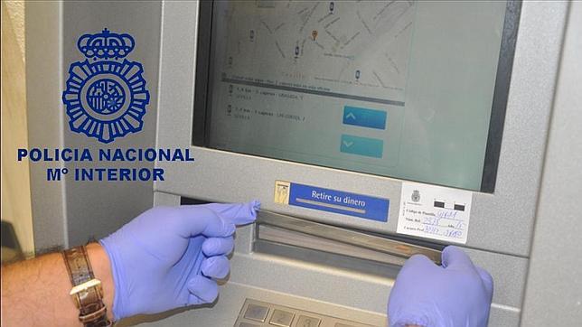 Tres detenidos por colocar adhesivos en la pletina del dinero de varios cajeros de Sevilla