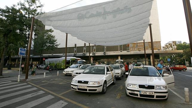 El Ayuntamiento de Sevilla estudia la creación de una emisora pública del taxi