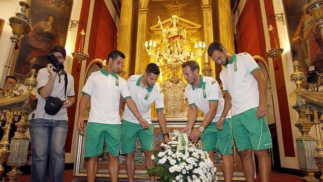 La plantilla cumple con la ofrenda a San Rafael