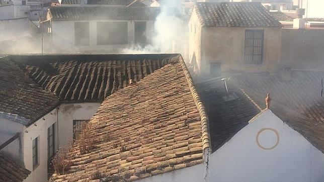 Extinguido el incendio declarado en una casa de la Judería