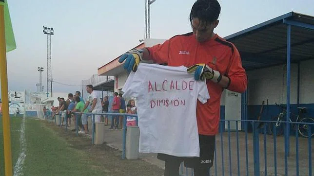 Sancionan a un futbolista del Guillena CF tras publicar una foto pidiendo la dimisión del alcalde