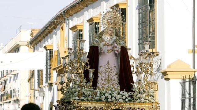 La Virgen de la Piedad lucirá en sus cultos dos nuevas piezas de encaje