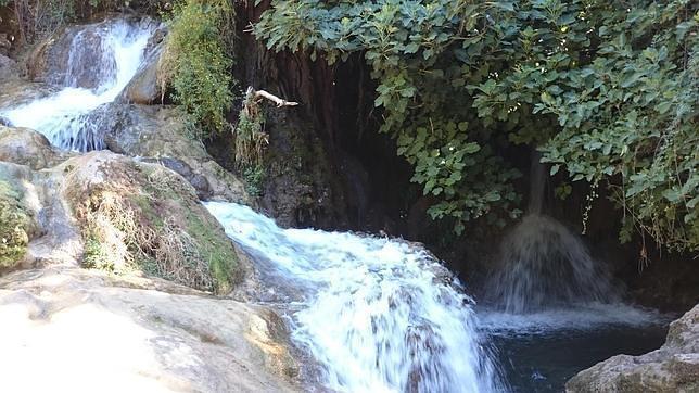 Continúan los baños en las cascadas del Huéznar pese a la muerte de un joven