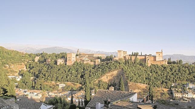 Denuncian al Patronato de la Alhambra por impedir a una madre amamantar a su hija en el Corral del Carbón