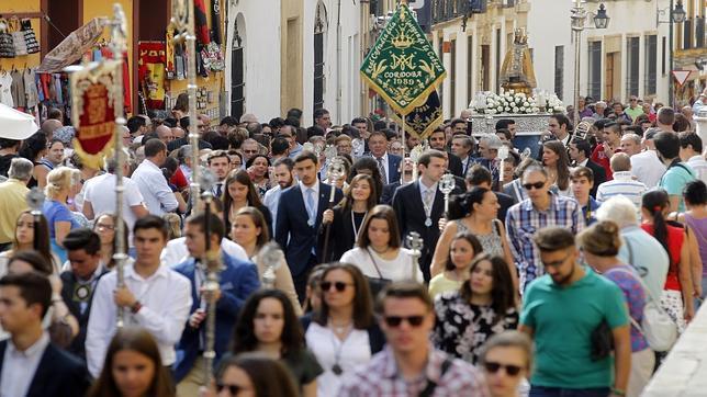 Cerca de 300 jóvenes acompañan a la Fuensanta en su traslado a la Catedral