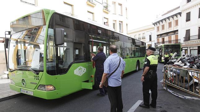 Cambio de pasajeros de Aucorsa al saltar unas chispas en el motor de un autobús