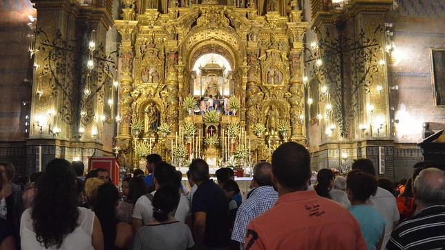 La patrona de Utrera reparte su Consuelo a los peregrinos