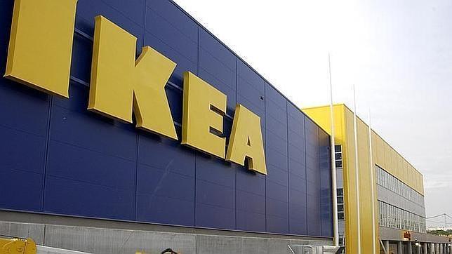 La mesa y la comida toman la puerta de IKEA Sevilla