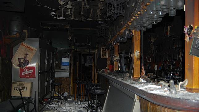 Un incendio arrasa gran parte del club Soberao Jazz de Dos Hermanas