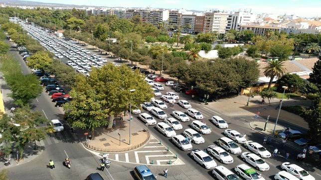 Más de 2.000 de taxis de toda España exigen que no se desregule el sector